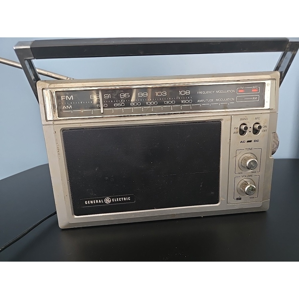 Vintage General Electric  AM/FM Portable Radio AC/DC Model 7-2850H WORKING!